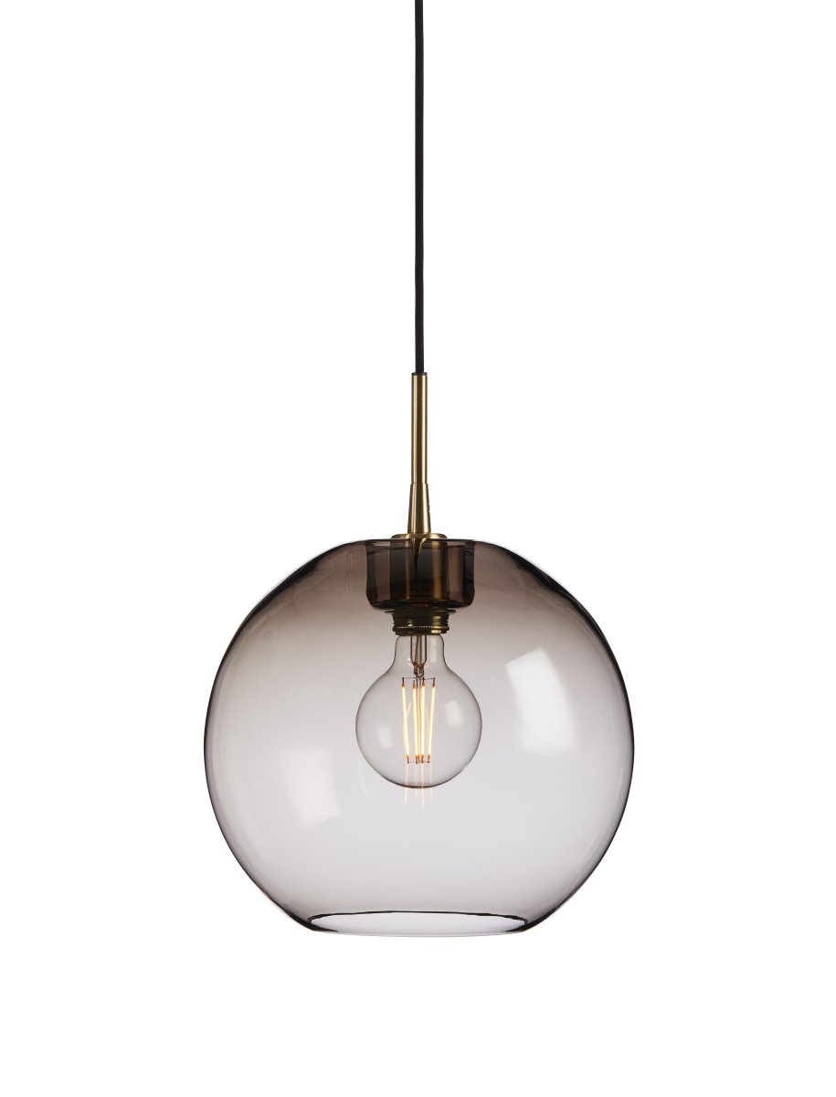 Gloria Ø32 Fumé/laiton suspension De Belid - Chaque abat-jour est unique et peut contenir de fines bulles d'air qui soulignent le caract&egrave;re et le charme exclusif du luminaire.