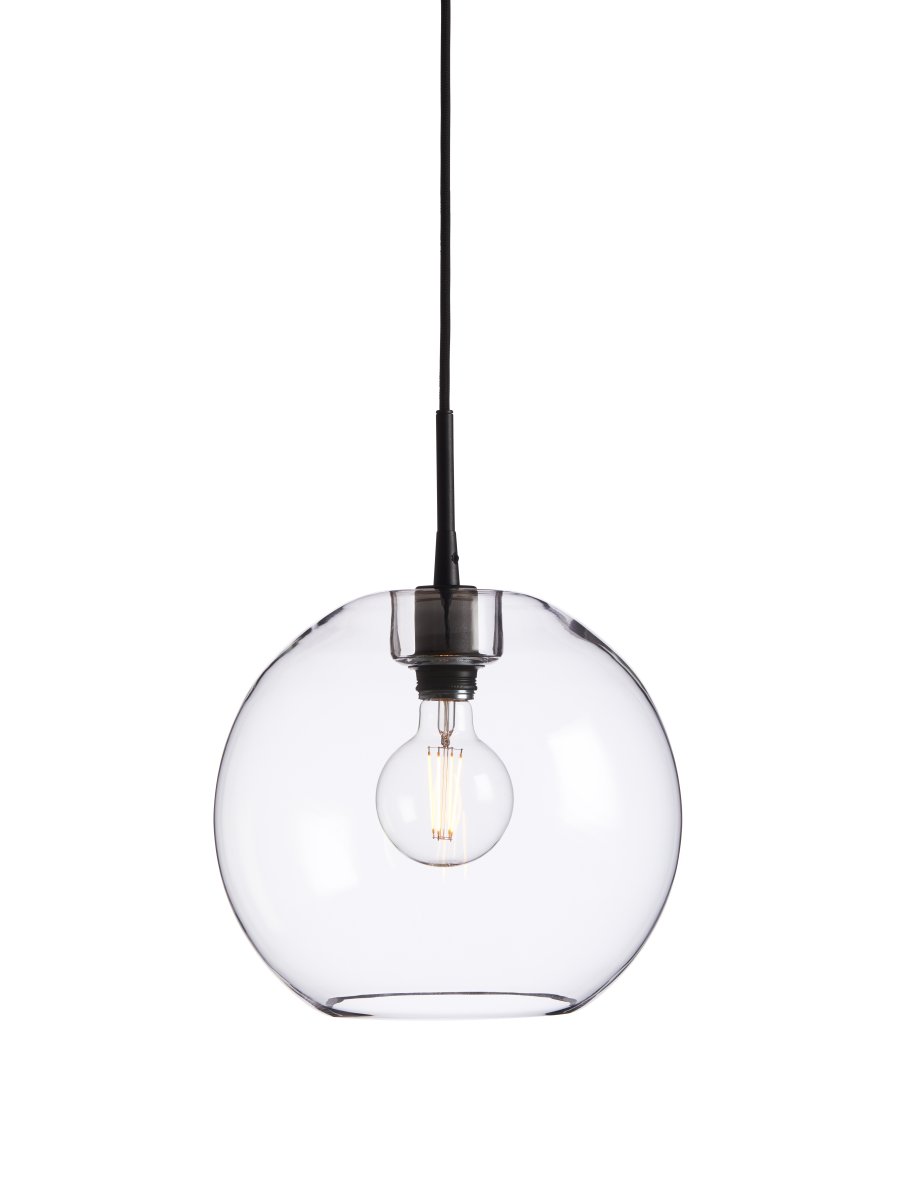  Gloria Ø32 Transparent/noir suspension De Belid - L'abat-jour en verre est fait de verre souffl&eacute; &agrave; la bouche, ce qui signifie que chaque lampe a sa propre surface unique et que de petites bulles d'air peuvent appara&icirc;tre, ajoutant au caract&egrave;re de la lampe.