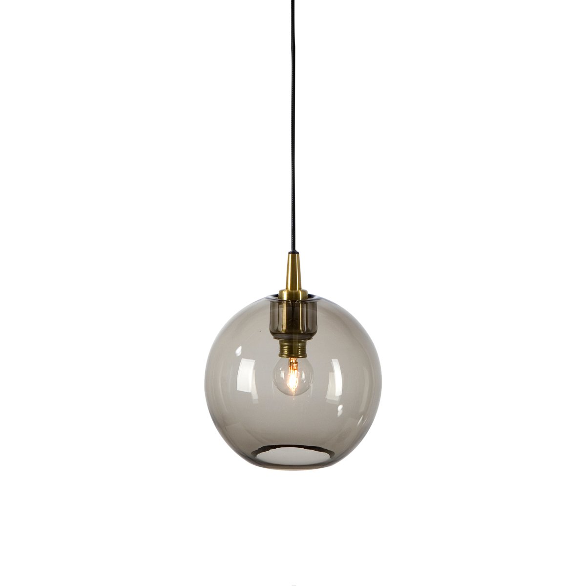 Gloria Ø20 Fumé/laiton suspension De Belid - L'abat-jour en verre est fait de verre souffl&eacute; &agrave; la bouche, ce qui signifie que chaque lampe a sa propre surface unique et que de petites bulles d'air peuvent appara&icirc;tre, ajoutant au caract&egrave;re de la lampe.