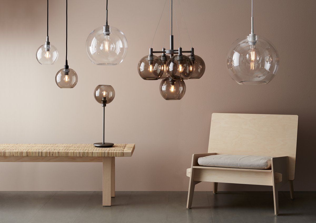 Gloria Ø20 Transparent/noir suspension De Belid - Chaque abat-jour est unique et peut contenir de fines bulles d'air qui soulignent le caract&egrave;re et le charme exclusif du luminaire.
