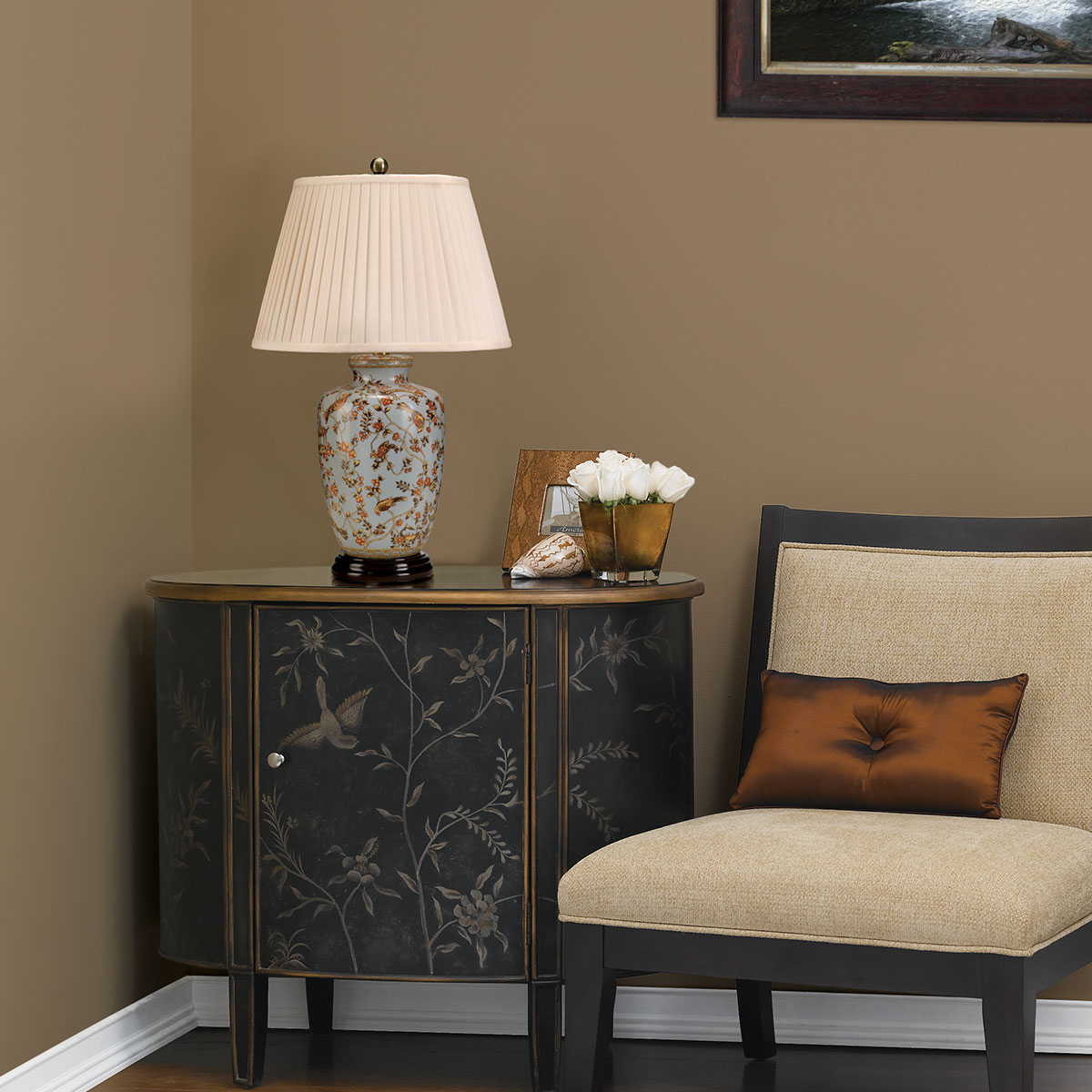 Gold Birds 65cm Multicolore lampe de table De Elstead Lighting - La base de lampe en porcelaine avec un fond bleu et un beau motif, ainsi que l'abat-jour de couleur crème, créent harmonie et luxe dans la pièce.