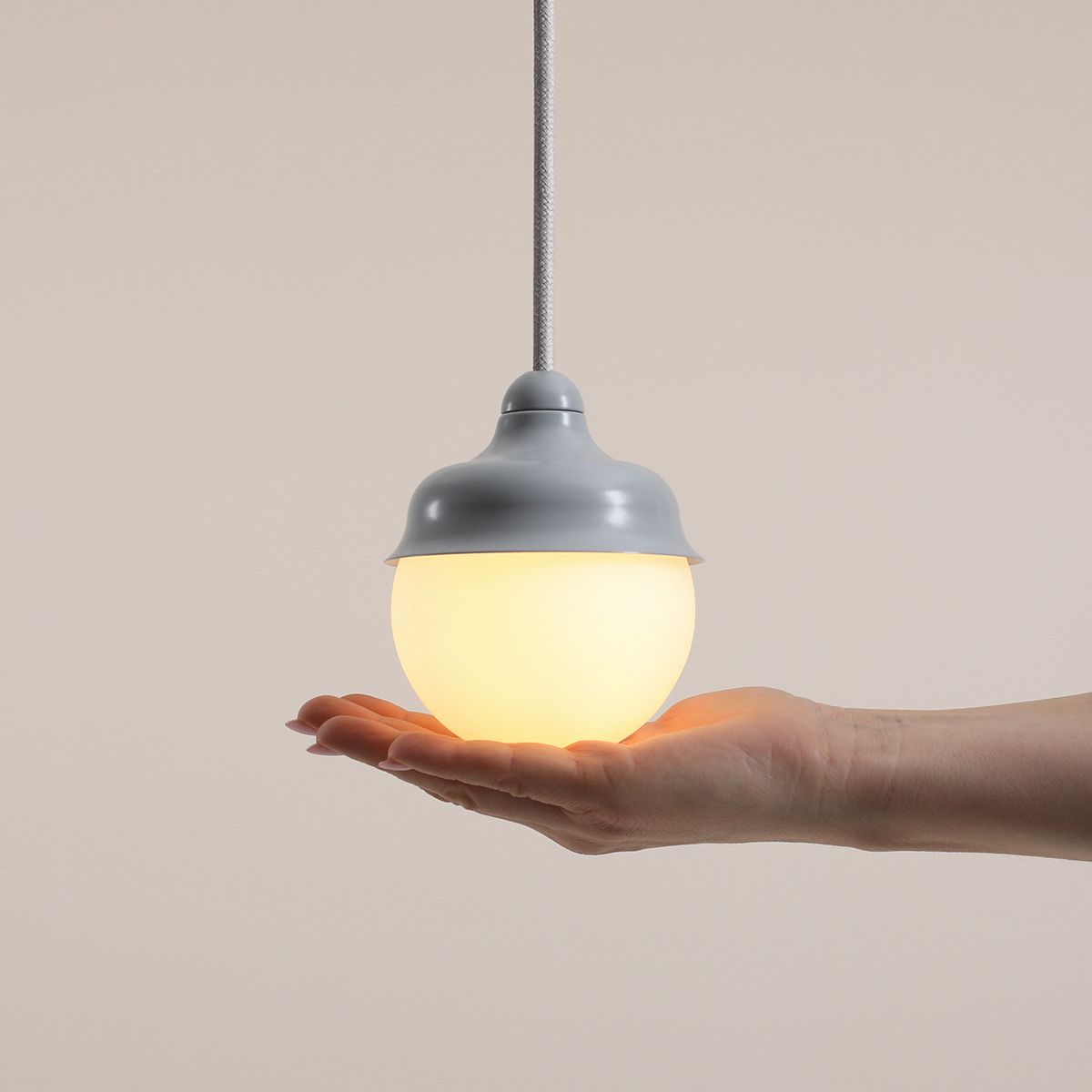 Wave Ø17 Bleu suspension De Artera - Il est recommand&eacute; d'en placer plusieurs en rang&eacute;e au-dessus de la table &agrave; manger ou dans la cuisine.