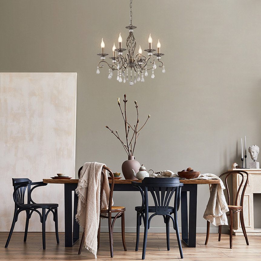 Grace Ø63 Bronze suspension De Maytoni - Son design classique avec des accoudoirs incurv&eacute;s et des d&eacute;tails en cristal cr&eacute;e une atmosph&egrave;re intemporelle et sophistiqu&eacute;e.