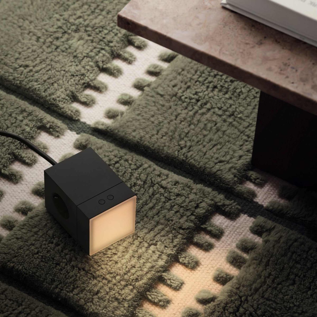 LAMP 1 - EU Noir De Avolt - Cette petite lampe pratique se branche directement sur une prise murale standard de 230 V et est idéale comme veilleuse ou lampe d'ambiance dans les couloirs, les chambres ou toute pièce où vous souhaitez un éclairage doux.