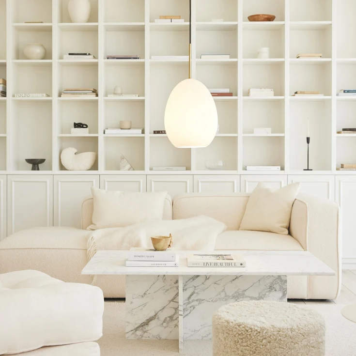 Bodø Ø28 Opale suspension De Halo Design - La surface lisse et la forme ronde du verre opale assurent une fine r&eacute;partition de la lumi&egrave;re dans la pi&egrave;ce et, en combinaison avec les d&eacute;tails en laiton, ajoutent de l'&eacute;l&eacute;gance.