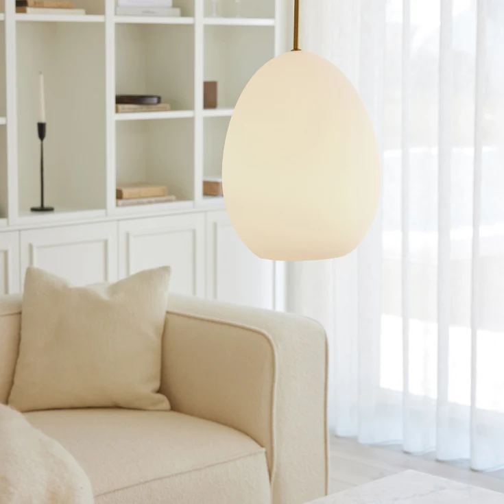Bodø Ø28 Opale suspension De Halo Design - La surface lisse et la forme ronde du verre opale assurent une fine r&eacute;partition de la lumi&egrave;re dans la pi&egrave;ce et, en combinaison avec les d&eacute;tails en laiton, ajoutent de l'&eacute;l&eacute;gance.