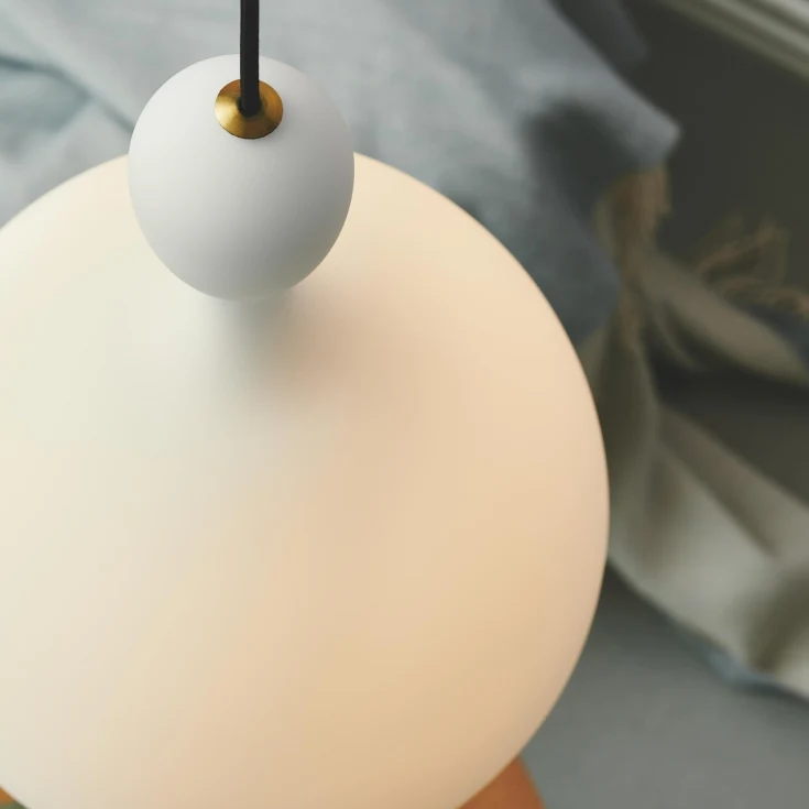 Dueodde Ø18 Opale suspension De Halo Design - L'inspiration du design vient du sablier, un objet de grand charme dont le sable provenait autrefois de la plage de Dueodde &agrave; Bornholm, au Danemark.