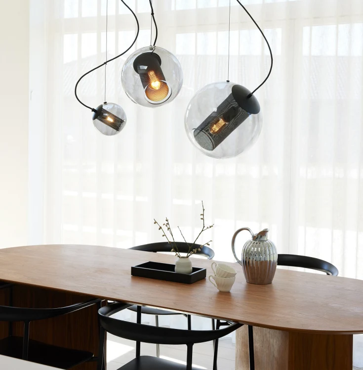 Forty-Five Ø35 Couleur fumée suspension De Halo Design - Forty-five est une s&eacute;rie de lampes &eacute;l&eacute;gantes dans laquelle le corps central maintient la source lumineuse &agrave; un angle de 45 degr&eacute;s, d'o&ugrave; son nom.