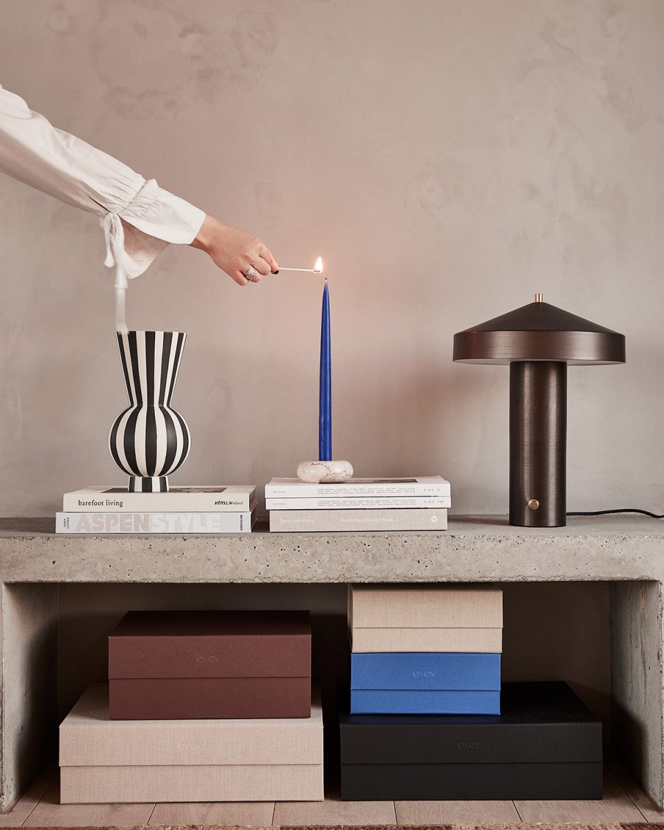Hatto 40cm Bronze lampe de table De OYOY - La lampe de table Hatto en bronze est une véritable œuvre d'art qui apporte lumière et atmosphère unique à votre intérieur.