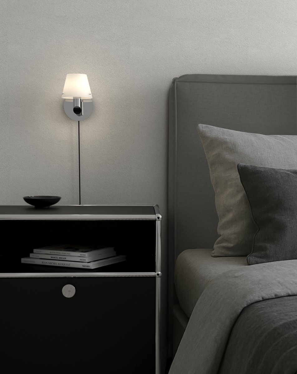 Gil Ø10 Chrome lampe de lecture De Herstal - L'abat-jour en verre opale assure une diffusion subtile de la lumi&egrave;re et, associ&eacute; &agrave; la structure chrom&eacute;e, conf&egrave;re &agrave; Gil une atmosph&egrave;re, une pr&eacute;sence et l'expression caract&eacute;ristique de Herstal.
