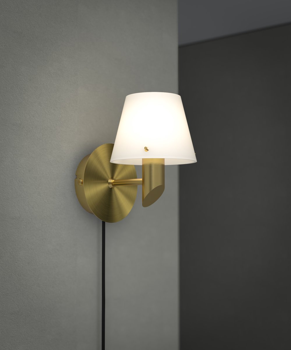 Gil Ø10 Laiton lampe de lecture De Herstal - L'abat-jour en verre opale assure une diffusion subtile de la lumi&egrave;re et, associ&eacute; &agrave; la structure en laiton satin&eacute;, conf&egrave;re &agrave; Gil une atmosph&egrave;re, une pr&eacute;sence et l'expression caract&eacute;ristique de Herstal.