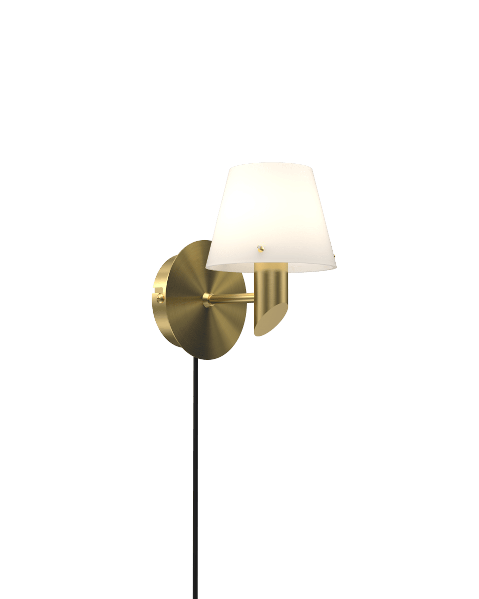 Gil Ø10 Laiton lampe de lecture De Herstal - L'abat-jour en verre opale assure une diffusion subtile de la lumi&egrave;re et, associ&eacute; &agrave; la structure en laiton satin&eacute;, conf&egrave;re &agrave; Gil une atmosph&egrave;re, une pr&eacute;sence et l'expression caract&eacute;ristique de Herstal.