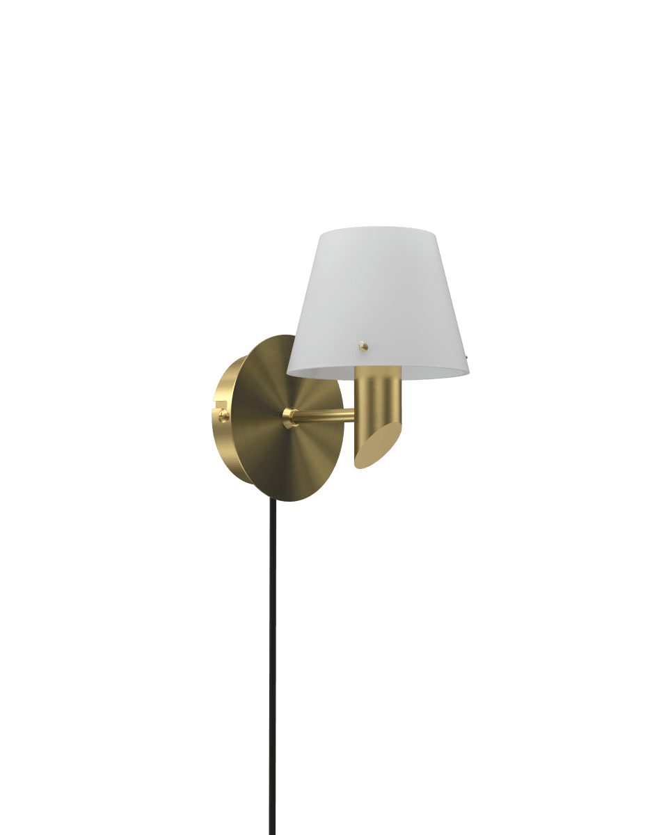 Gil Ø10 Laiton lampe de lecture De Herstal - L'abat-jour en verre opale assure une diffusion subtile de la lumi&egrave;re et, associ&eacute; &agrave; la structure en laiton satin&eacute;, conf&egrave;re &agrave; Gil une atmosph&egrave;re, une pr&eacute;sence et l'expression caract&eacute;ristique de Herstal.