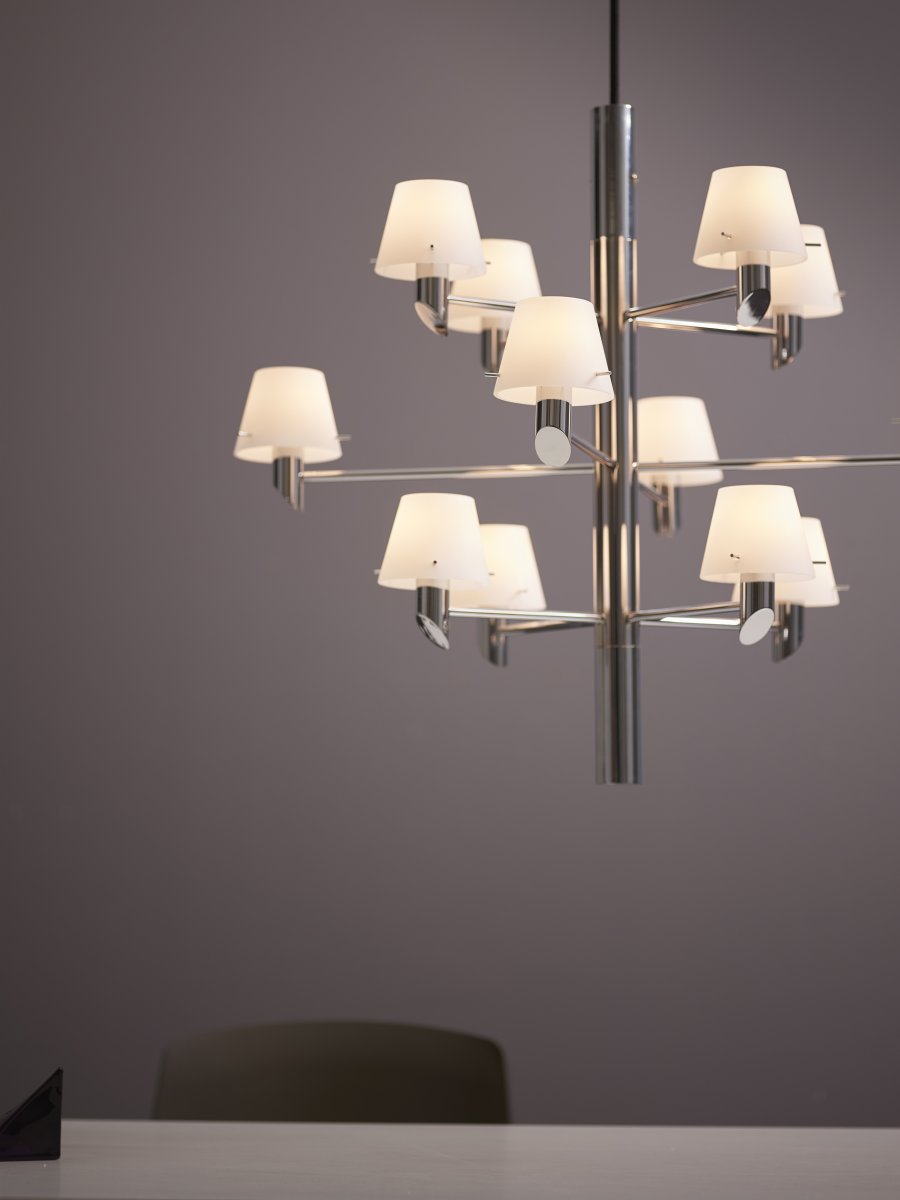 Gil Ø67 Chrome suspension De Herstal - Des ampoules de 4&nbsp;W rempla&ccedil;ables et dimmables sont incluses, offrant un flux lumineux de 330&nbsp;lumens et une temp&eacute;rature de couleur r&eacute;glable de 2&nbsp;200&nbsp;K &agrave; 3&nbsp;000&nbsp;K.