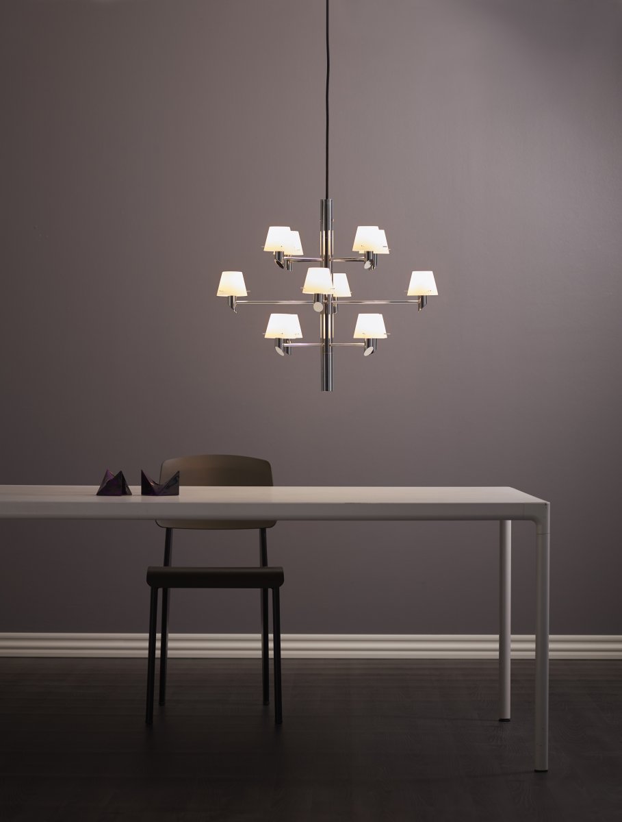 Gil Ø67 Chrome suspension De Herstal - Des ampoules de 4&nbsp;W rempla&ccedil;ables et dimmables sont incluses, offrant un flux lumineux de 330&nbsp;lumens et une temp&eacute;rature de couleur r&eacute;glable de 2&nbsp;200&nbsp;K &agrave; 3&nbsp;000&nbsp;K.