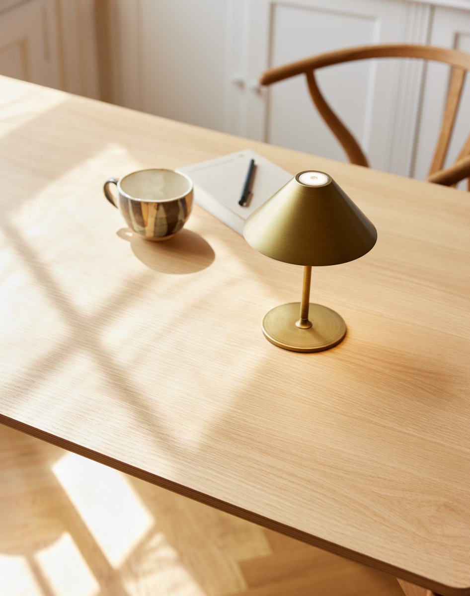 Hygge 20cm Laiton antique portable De Halo Design - Il est classé IP54, ce qui le rend adapté à une utilisation en intérieur et en extérieur (bien qu'il doive être stocké et chargé à l'intérieur).