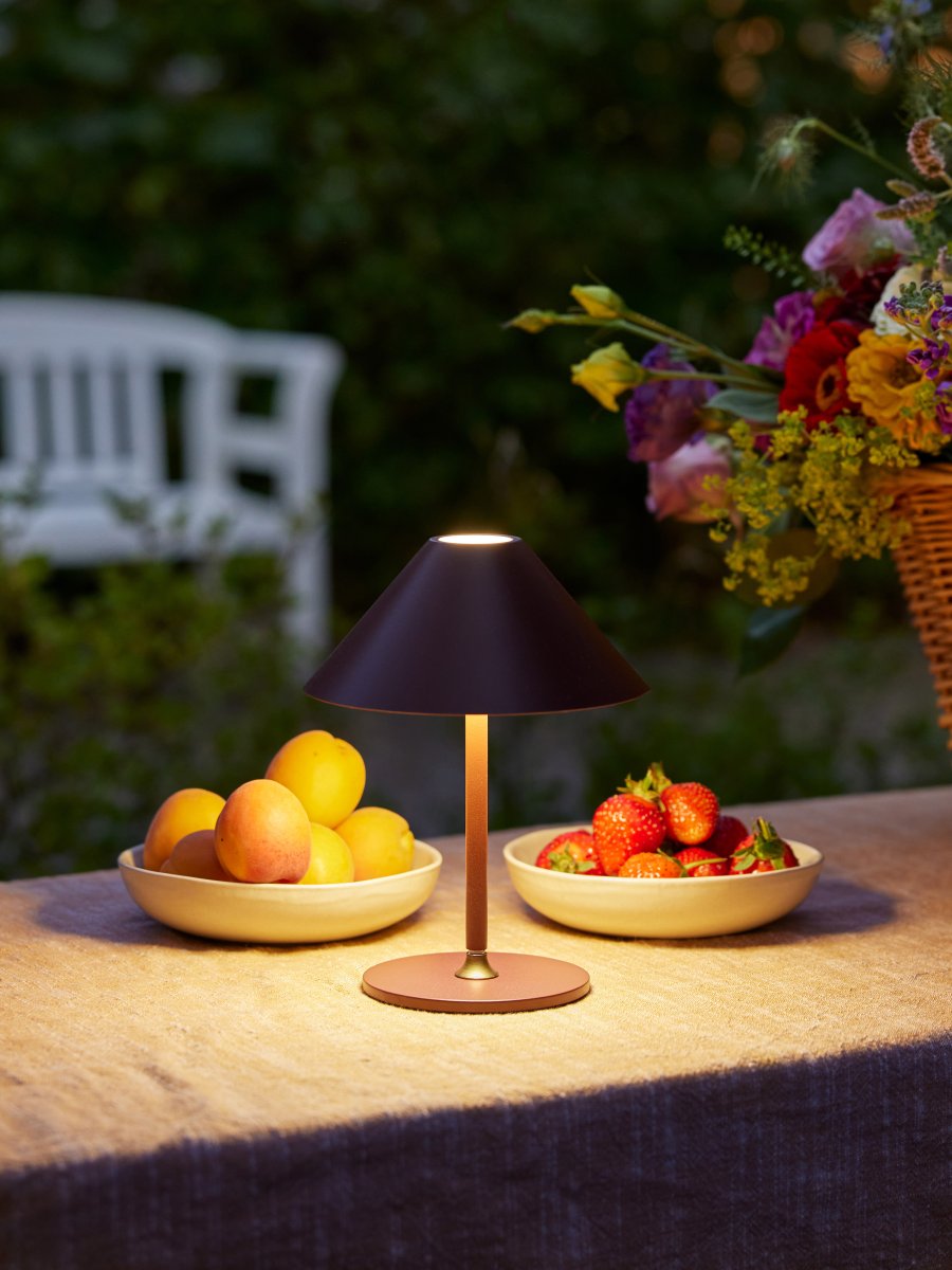 Hygge 20cm Bordeaux portable De Halo Design - Il est classé IP54, ce qui le rend adapté à une utilisation en intérieur et en extérieur (bien qu'il doive être stocké et chargé à l'intérieur).
