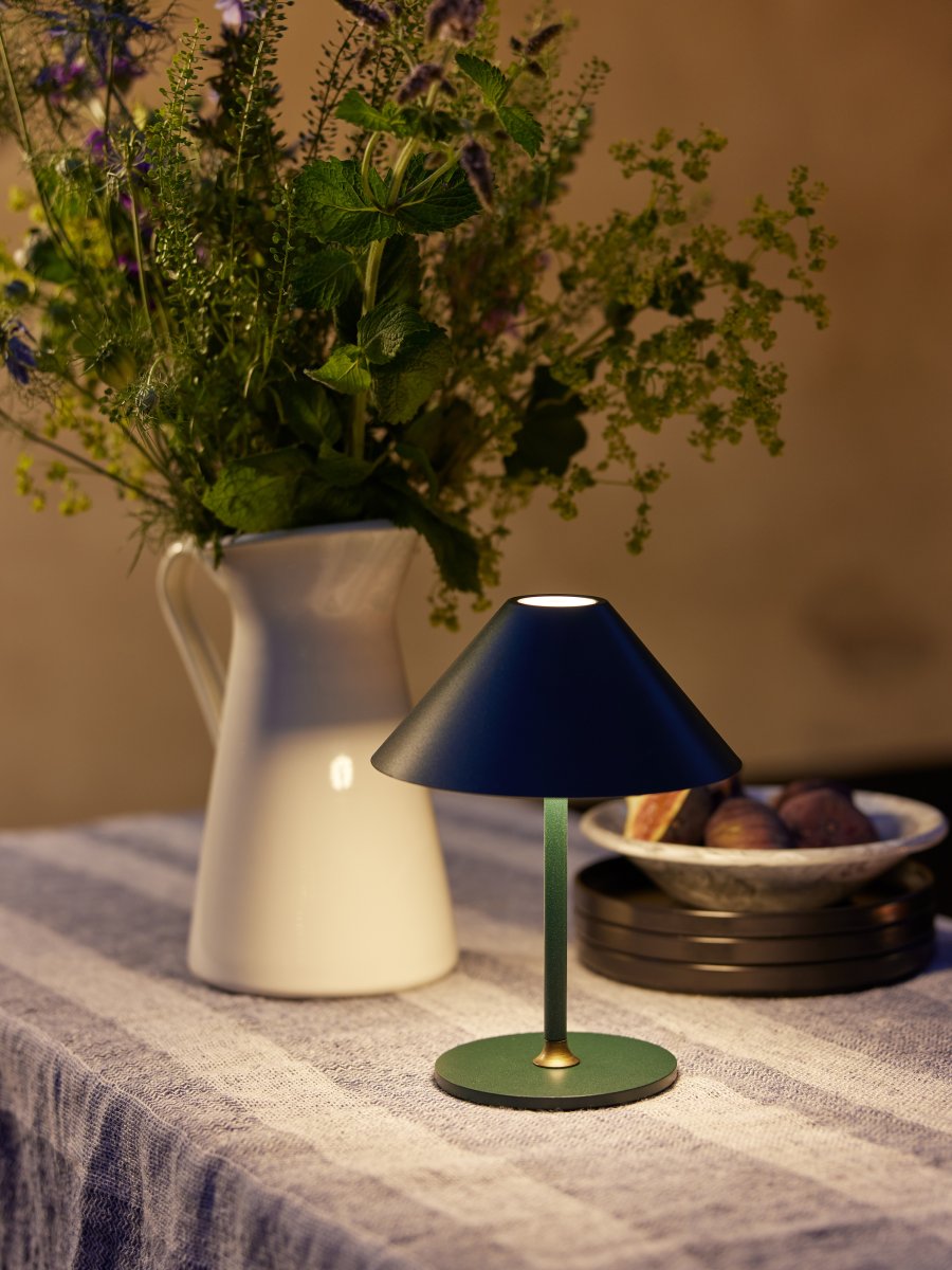 Hygge 25cm Vert portable De Halo Design - Il est classé IP54, ce qui le rend adapté à une utilisation en intérieur et en extérieur (bien qu'il doive être stocké et chargé à l'intérieur).