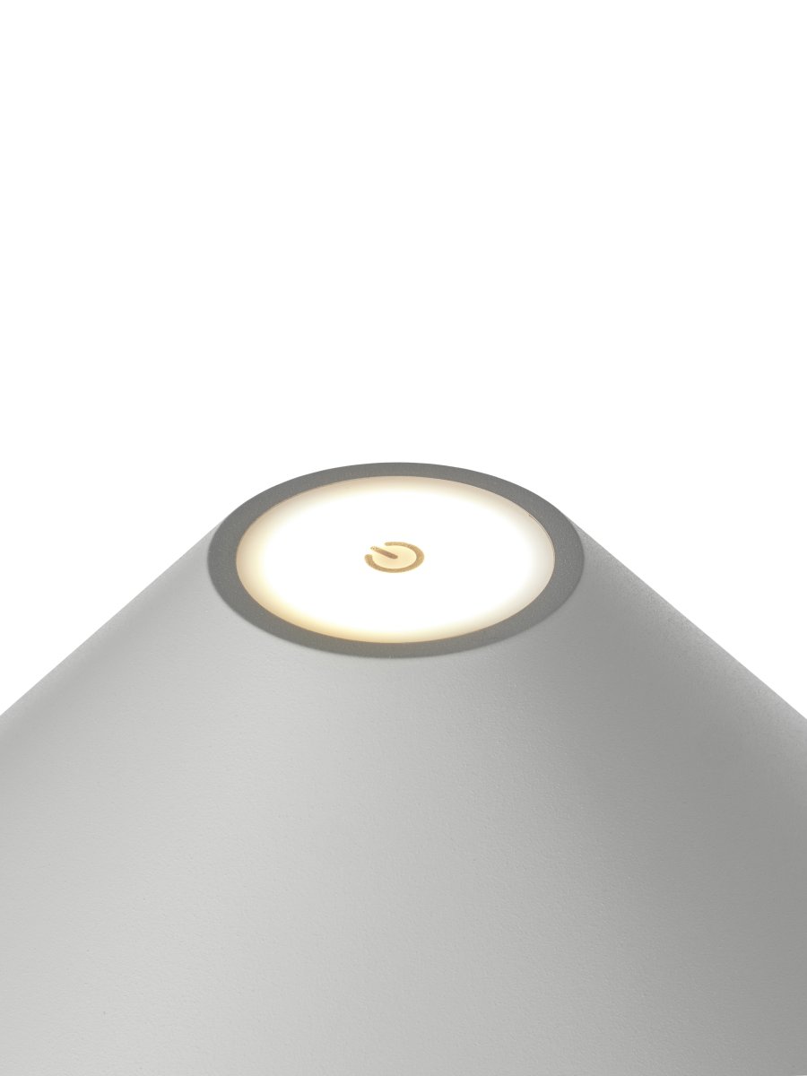 Hygge 20cm Gris chaud portable De Halo Design - Il est classé IP54, ce qui le rend adapté à une utilisation en intérieur et en extérieur (bien qu'il doive être stocké et chargé à l'intérieur).