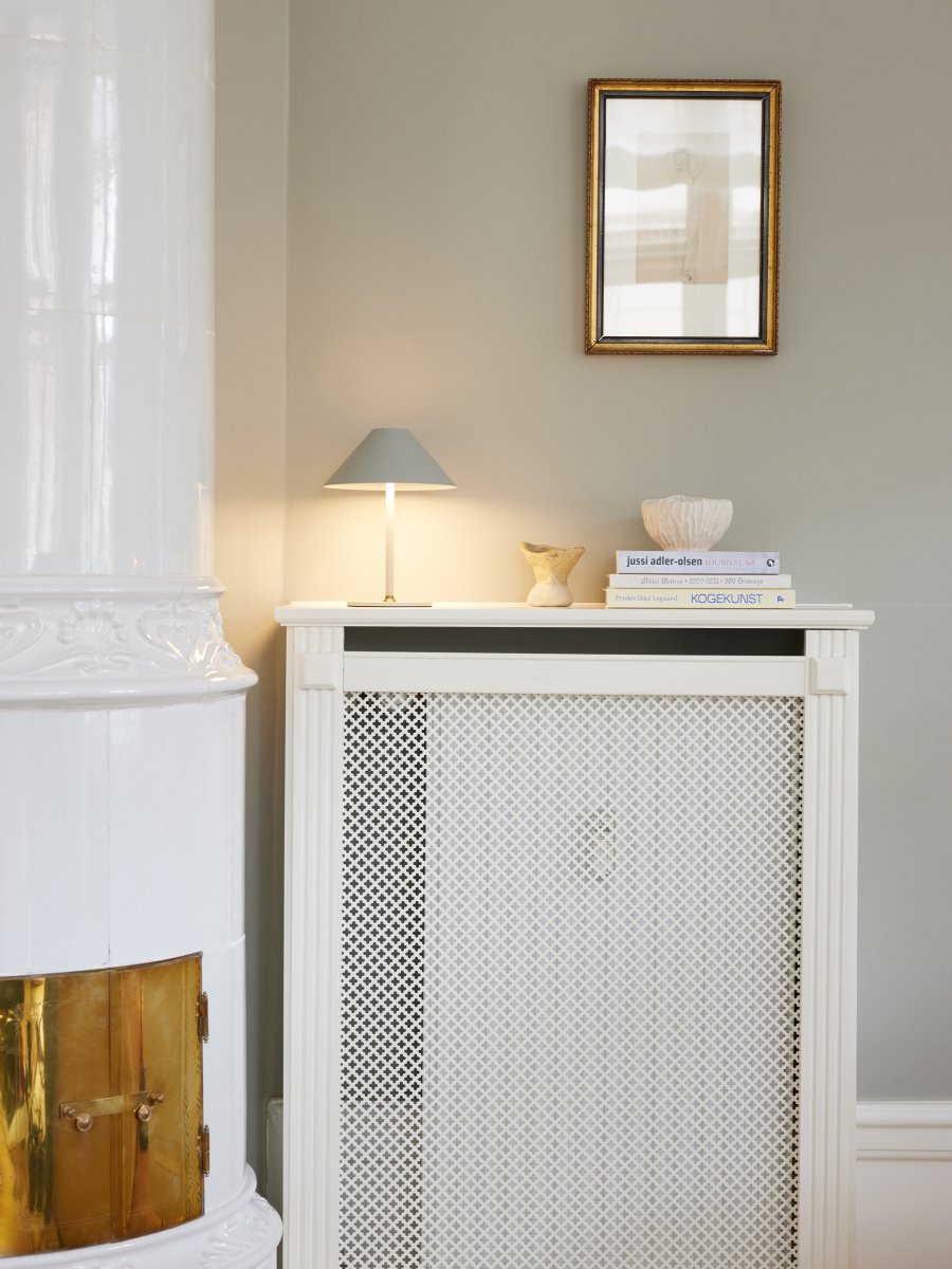 Hygge 20cm Gris chaud portable De Halo Design - Il est classé IP54, ce qui le rend adapté à une utilisation en intérieur et en extérieur (bien qu'il doive être stocké et chargé à l'intérieur).