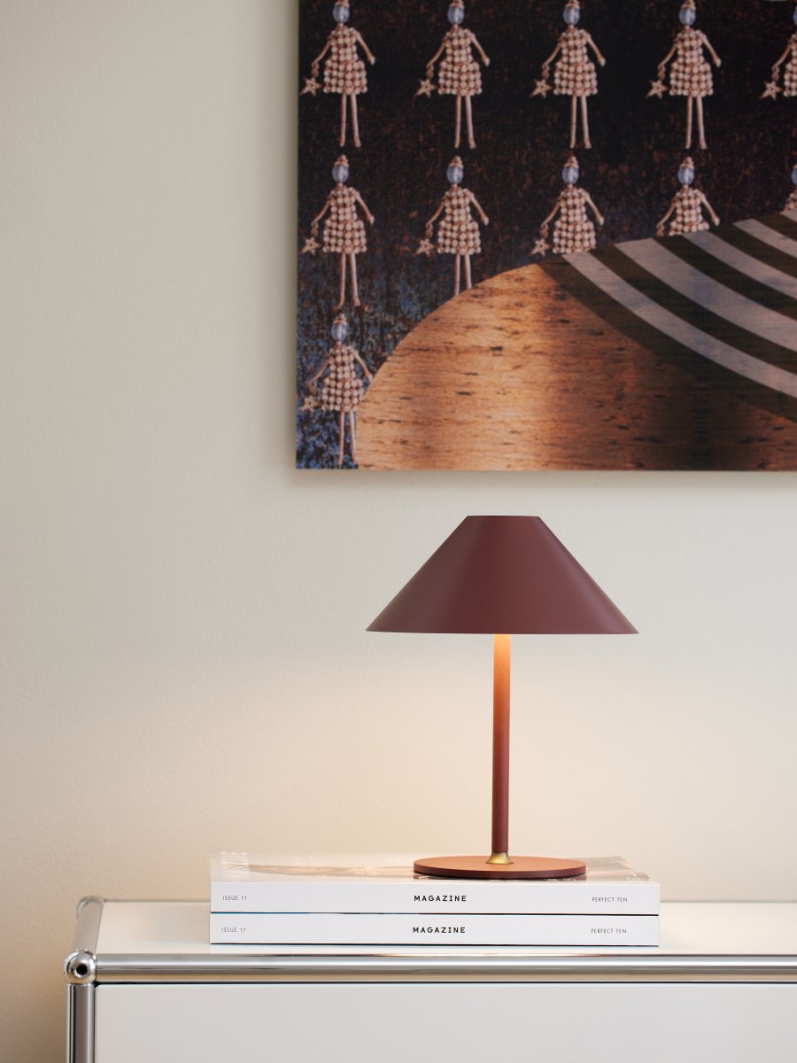 Hygge 20cm Bordeaux portable De Halo Design - Il est classé IP54, ce qui le rend adapté à une utilisation en intérieur et en extérieur (bien qu'il doive être stocké et chargé à l'intérieur).