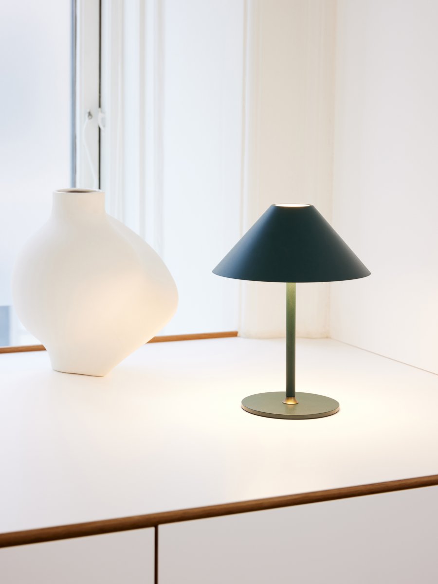 Hygge 20cm Vert portable De Halo Design - Il est classé IP54, ce qui le rend adapté à une utilisation en intérieur et en extérieur (bien qu'il doive être stocké et chargé à l'intérieur).