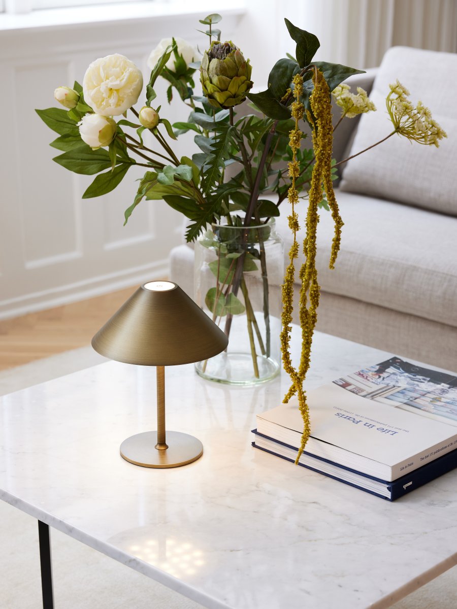 Hygge 20cm Laiton antique portable De Halo Design - Il est classé IP54, ce qui le rend adapté à une utilisation en intérieur et en extérieur (bien qu'il doive être stocké et chargé à l'intérieur).