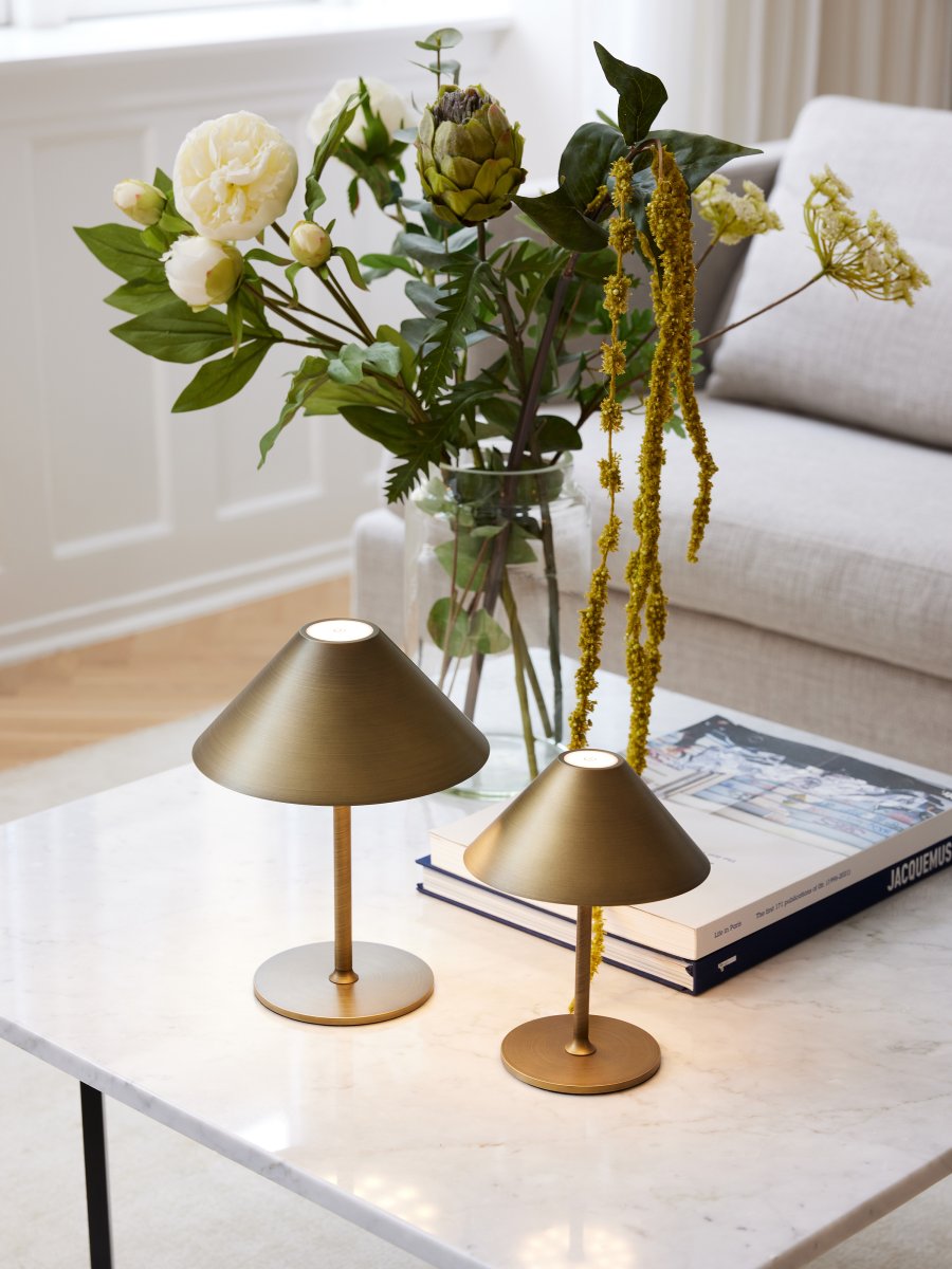 Hygge 20cm Laiton antique portable De Halo Design - Il est classé IP54, ce qui le rend adapté à une utilisation en intérieur et en extérieur (bien qu'il doive être stocké et chargé à l'intérieur).