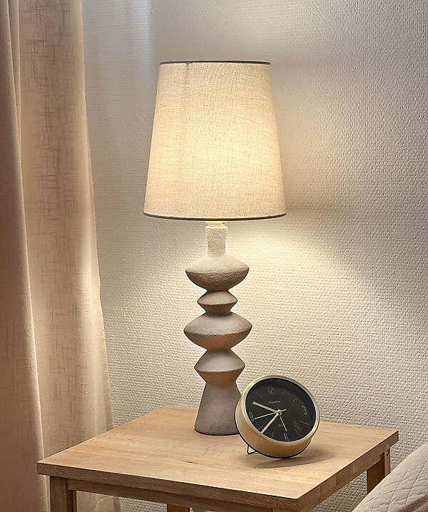 Nina 54cm Gris lampe de table De Aneta Lighting - La lampe de table moderniste Nina avec ses formes intéressantes sera un détail facile à placer et magnifique dans votre maison.