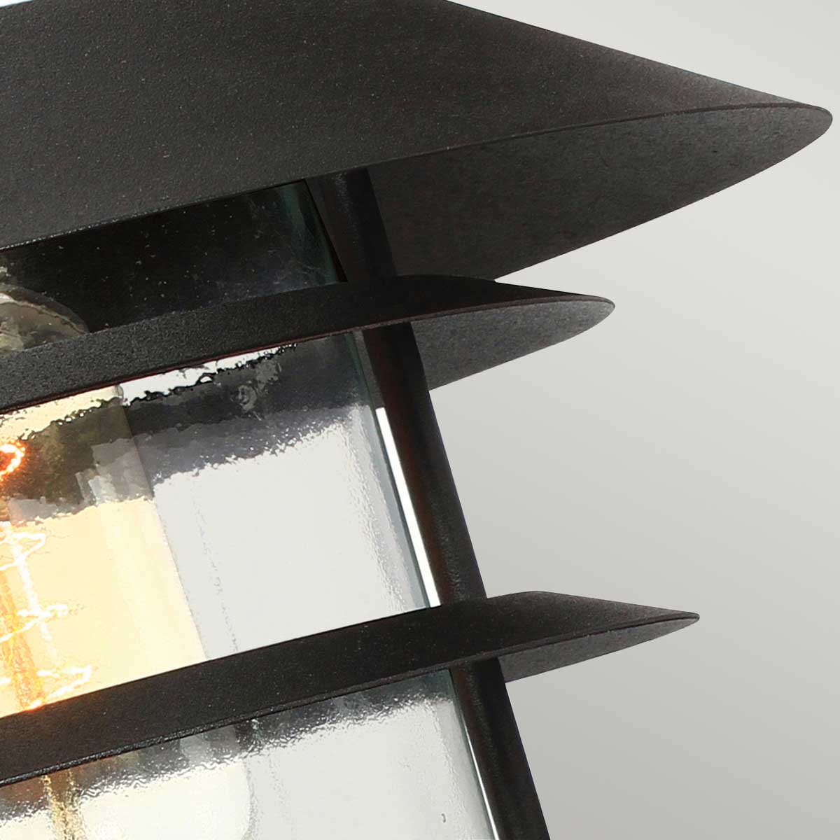 Helsingor Ø22 Noir lampe d’extérieur De Elstead Lighting - Tillverkad av rostfritt st&aring;l i svart finish och glas, erbjuder den en slitstark och v&auml;derbest&auml;ndig konstruktion som &auml;r perfekt f&ouml;r fasader, entr&eacute;er och uteplatser.