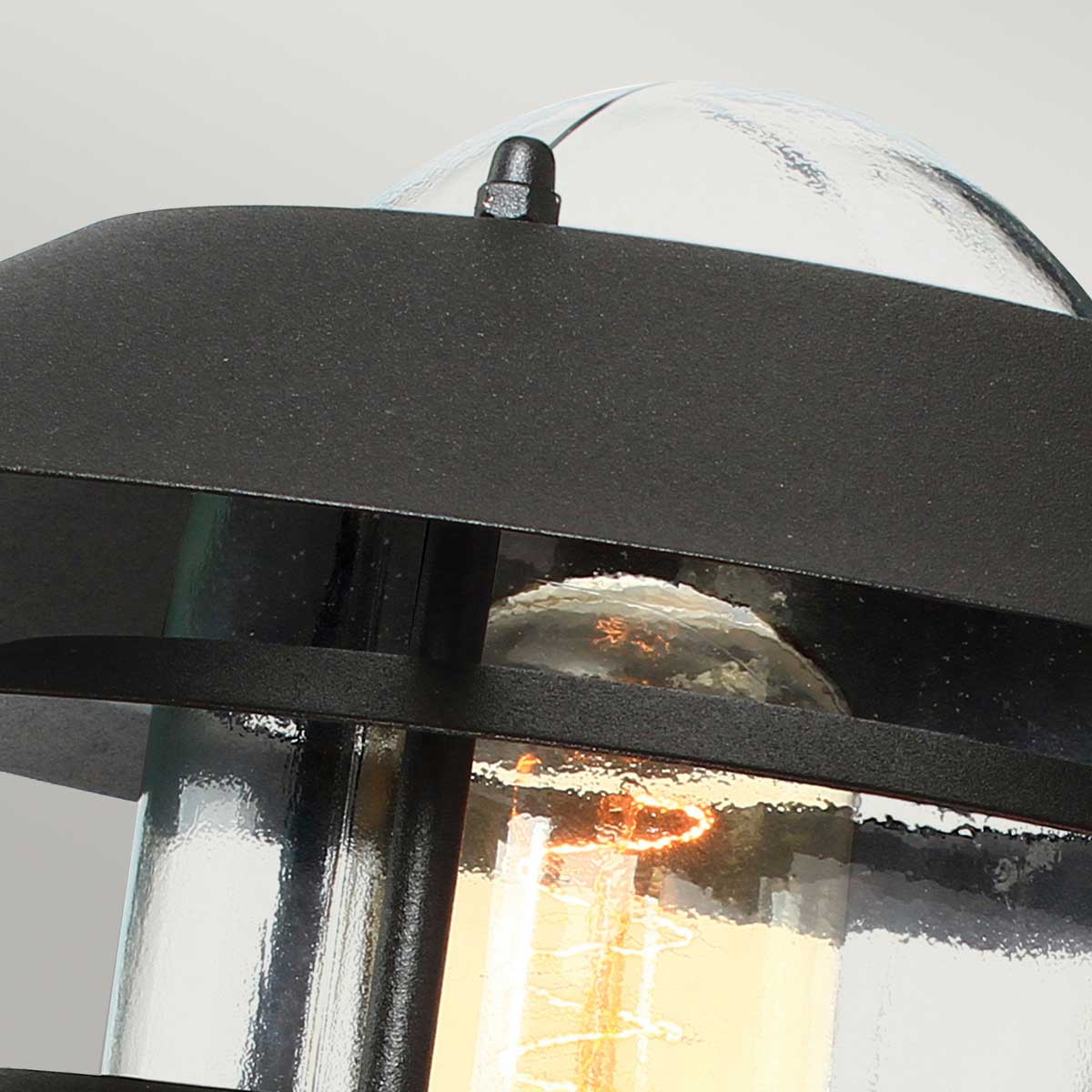 Helsingor Ø22 Noir lampe d’extérieur De Elstead Lighting - Tillverkad av rostfritt st&aring;l i svart finish och glas, erbjuder den en slitstark och v&auml;derbest&auml;ndig konstruktion som &auml;r perfekt f&ouml;r fasader, entr&eacute;er och uteplatser.