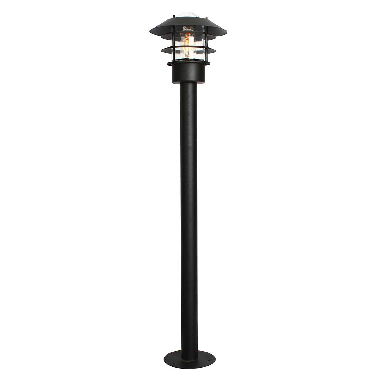 Helsingor 100cm Noir bornes De Elstead Lighting - Tillverkad av rostfritt st&aring;l i svart finish och glas, erbjuder den en slitstark och v&auml;derbest&auml;ndig konstruktion som &auml;r perfekt vid uppfarter, entr&eacute;er eller tr&auml;dg&aring;rdsg&aring;ngar.