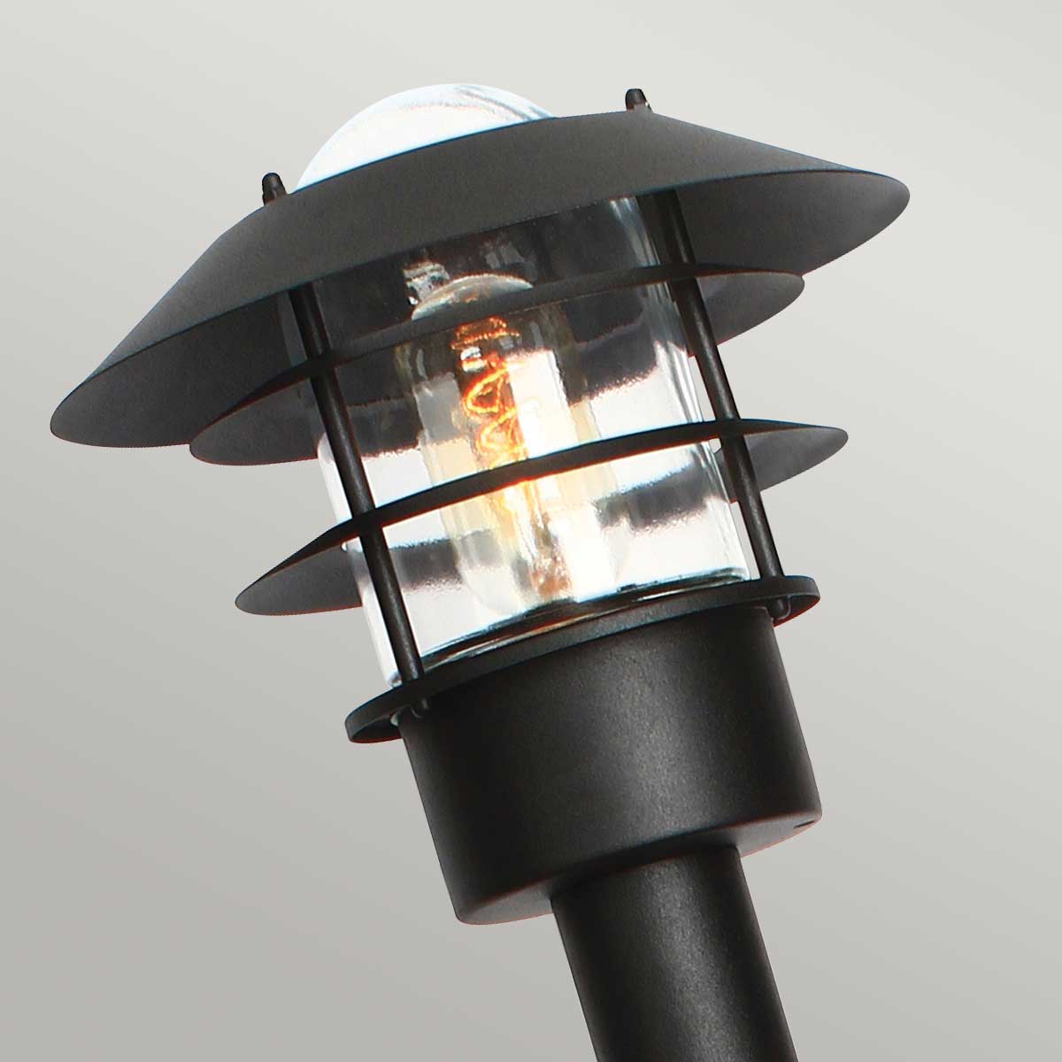 Helsingor 100cm Noir bornes De Elstead Lighting - Tillverkad av rostfritt st&aring;l i svart finish och glas, erbjuder den en slitstark och v&auml;derbest&auml;ndig konstruktion som &auml;r perfekt vid uppfarter, entr&eacute;er eller tr&auml;dg&aring;rdsg&aring;ngar.