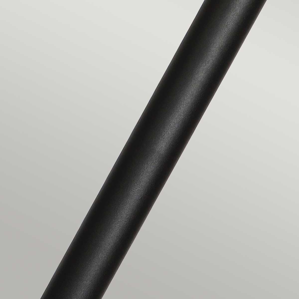 Helsingor 100cm Noir bornes De Elstead Lighting - Tillverkad av rostfritt st&aring;l i svart finish och glas, erbjuder den en slitstark och v&auml;derbest&auml;ndig konstruktion som &auml;r perfekt vid uppfarter, entr&eacute;er eller tr&auml;dg&aring;rdsg&aring;ngar.