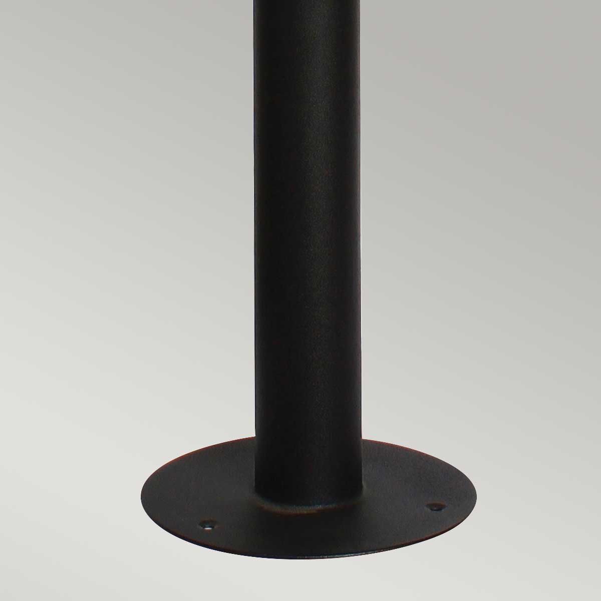 Helsingor 100cm Noir bornes De Elstead Lighting - Tillverkad av rostfritt st&aring;l i svart finish och glas, erbjuder den en slitstark och v&auml;derbest&auml;ndig konstruktion som &auml;r perfekt vid uppfarter, entr&eacute;er eller tr&auml;dg&aring;rdsg&aring;ngar.