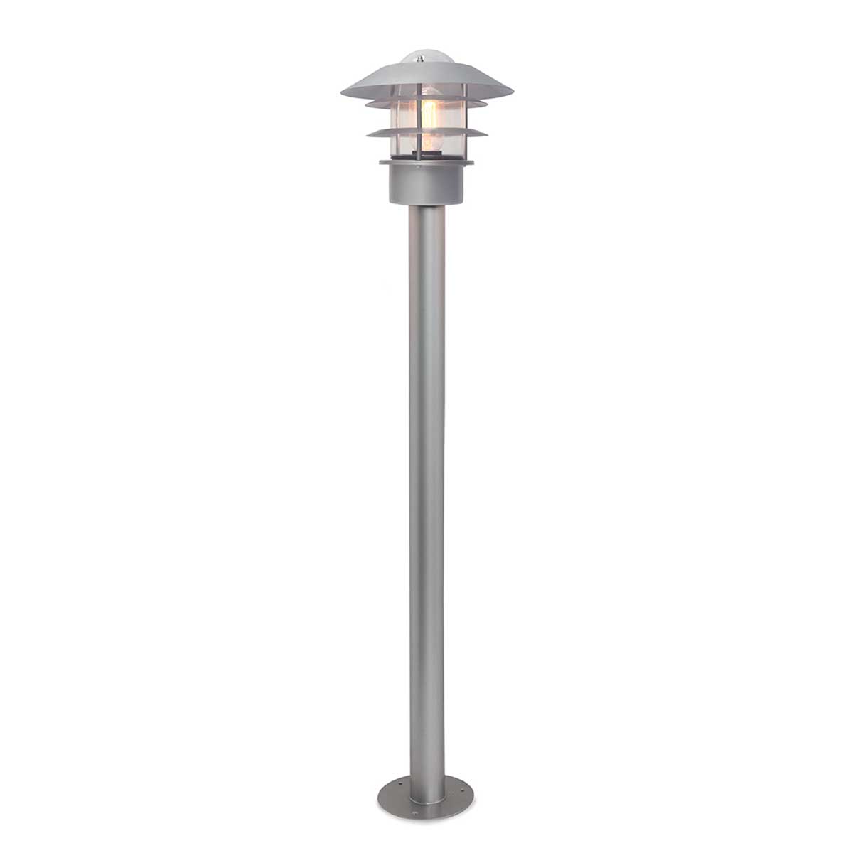 Helsingor 100cm Argent bornes De Elstead Lighting - Tillverkad av rostfritt st&aring;l i silverfinish och glas, erbjuder den en slitstark och v&auml;derbest&auml;ndig konstruktion som &auml;r perfekt vid uppfarter, entr&eacute;er eller tr&auml;dg&aring;rdsg&aring;ngar.