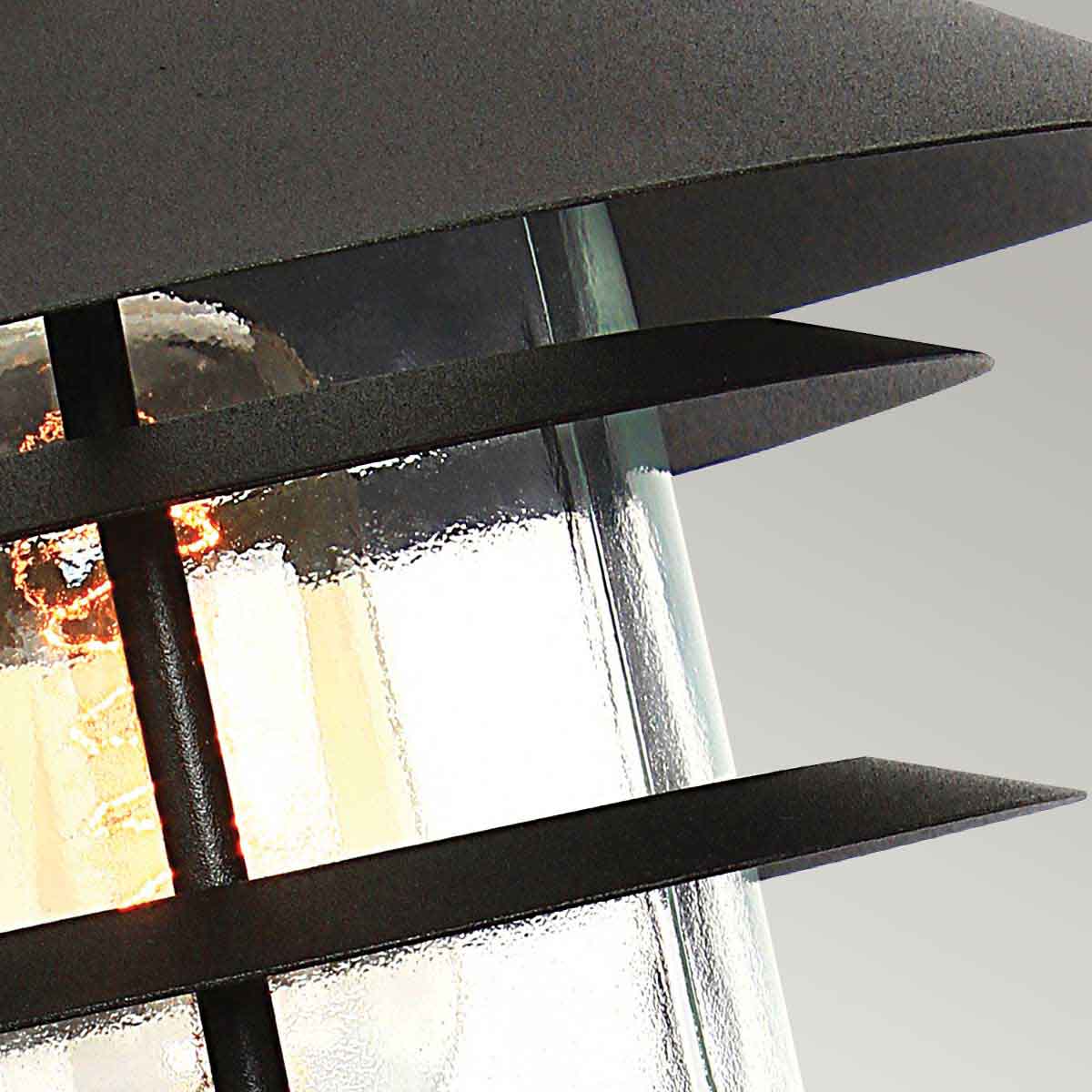 Helsingor 30cm Noir De Elstead Lighting - Tillverkad av rostfritt st&aring;l i svart finish och glas, erbjuder den en slitstark och v&auml;derbest&auml;ndig konstruktion som &auml;r perfekt f&ouml;r entr&eacute;er, tr&auml;dg&aring;rdsg&aring;ngar och uteplatser.