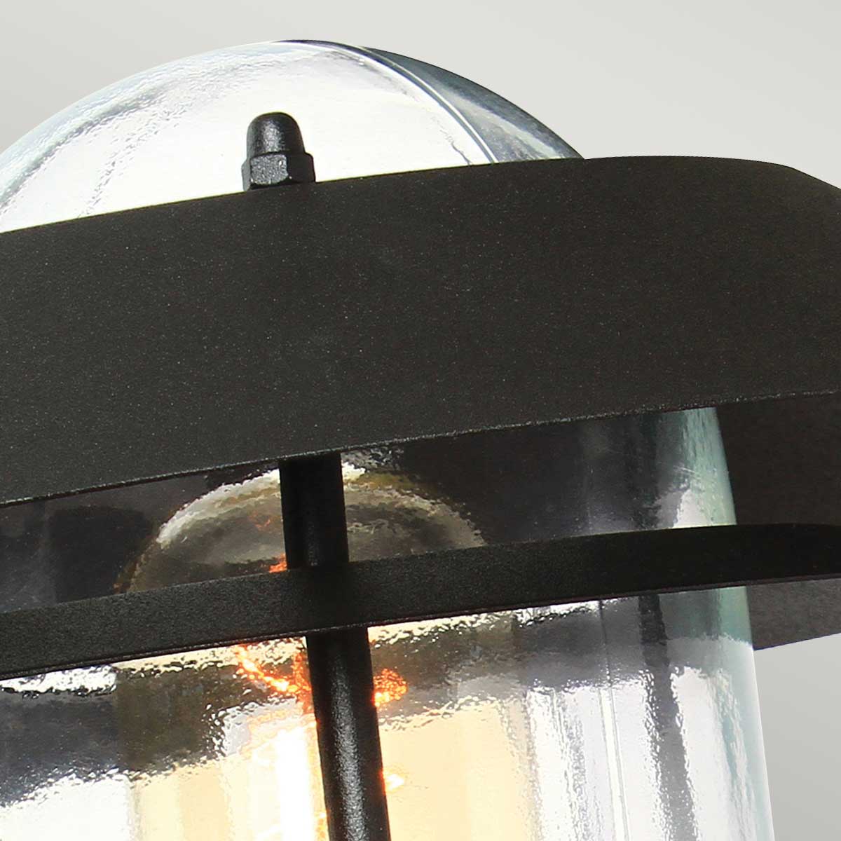 Helsingor PIR Ø22 Noir lampe d’extérieur De Elstead Lighting - Tillverkad av rostfritt st&aring;l i svart finish och glas, erbjuder den en robust och v&auml;derbest&auml;ndig konstruktion som &auml;r perfekt f&ouml;r fasader, entr&eacute;er och uteplatser.