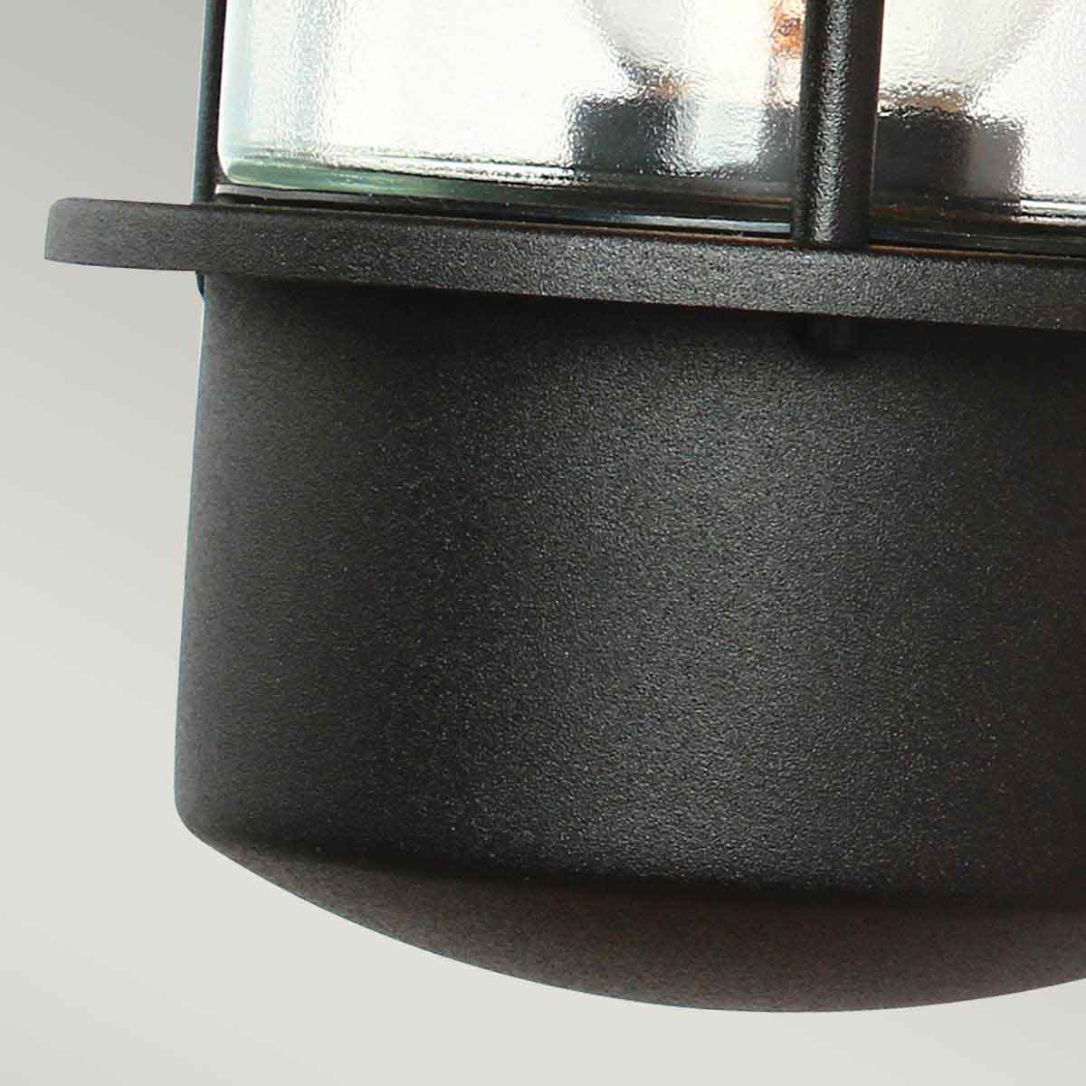 Helsingor PIR Ø22 Noir lampe d’extérieur De Elstead Lighting - Tillverkad av rostfritt st&aring;l i svart finish och glas, erbjuder den en robust och v&auml;derbest&auml;ndig konstruktion som &auml;r perfekt f&ouml;r fasader, entr&eacute;er och uteplatser.