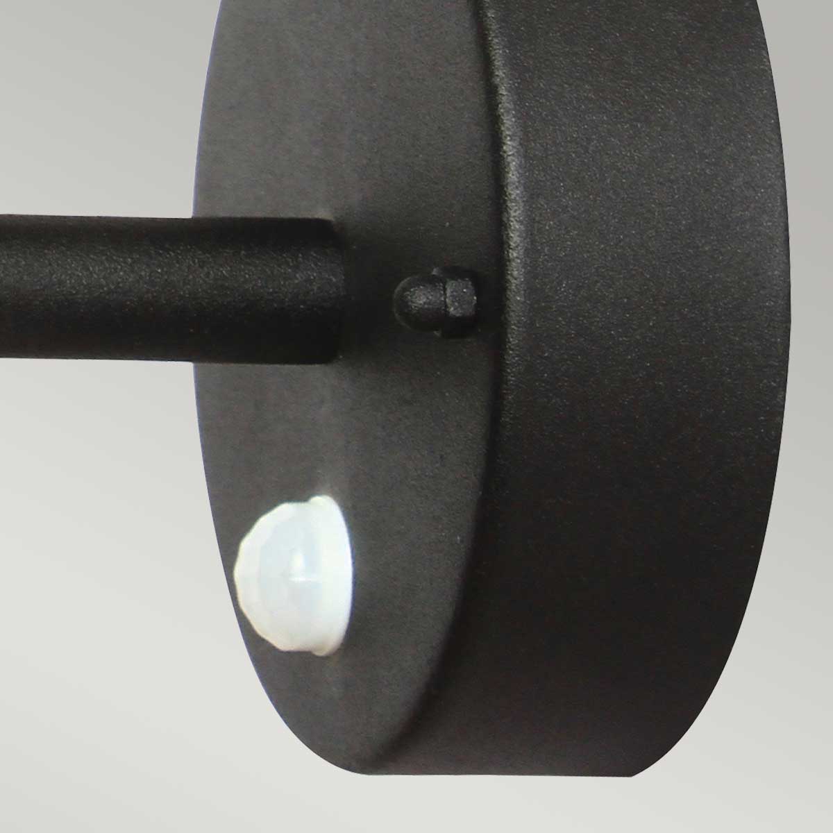Helsingor PIR Ø22 Noir lampe d’extérieur De Elstead Lighting - Tillverkad av rostfritt st&aring;l i svart finish och glas, erbjuder den en robust och v&auml;derbest&auml;ndig konstruktion som &auml;r perfekt f&ouml;r fasader, entr&eacute;er och uteplatser.
