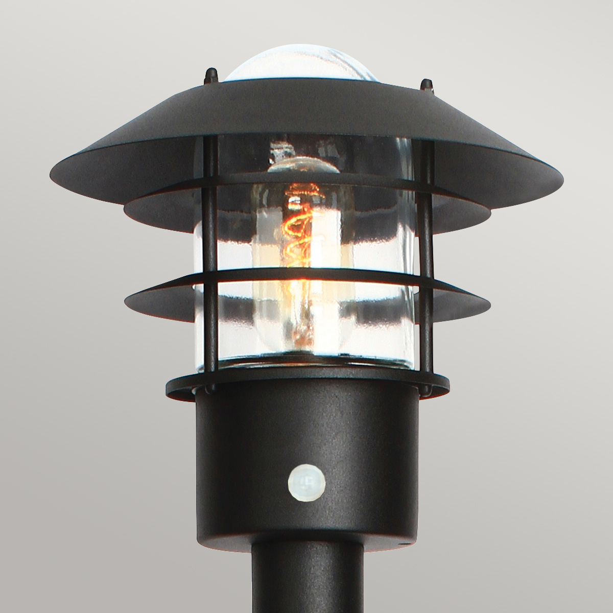 Helsingor PIR 100cm Noir bornes De Elstead Lighting - Tillverkad av rostfritt st&aring;l i svart finish och glas, erbjuder den en robust och v&auml;derbest&auml;ndig konstruktion som &auml;r perfekt vid uppfarter, entr&eacute;er eller tr&auml;dg&aring;rdsg&aring;ngar.
