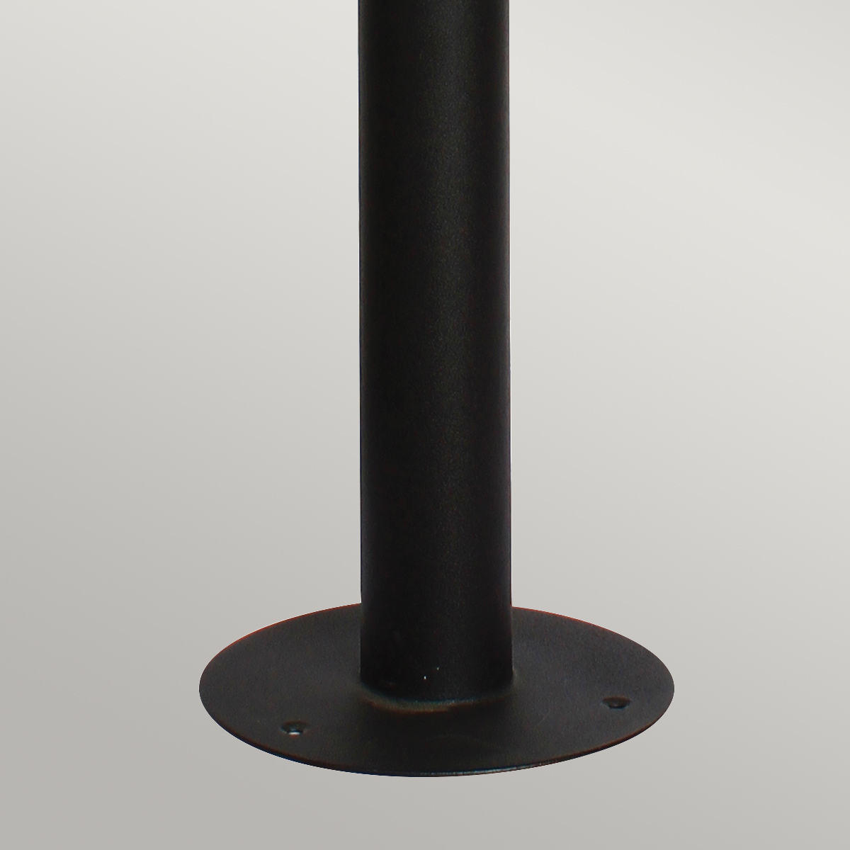 Helsingor PIR 100cm Noir bornes De Elstead Lighting - Tillverkad av rostfritt st&aring;l i svart finish och glas, erbjuder den en robust och v&auml;derbest&auml;ndig konstruktion som &auml;r perfekt vid uppfarter, entr&eacute;er eller tr&auml;dg&aring;rdsg&aring;ngar.