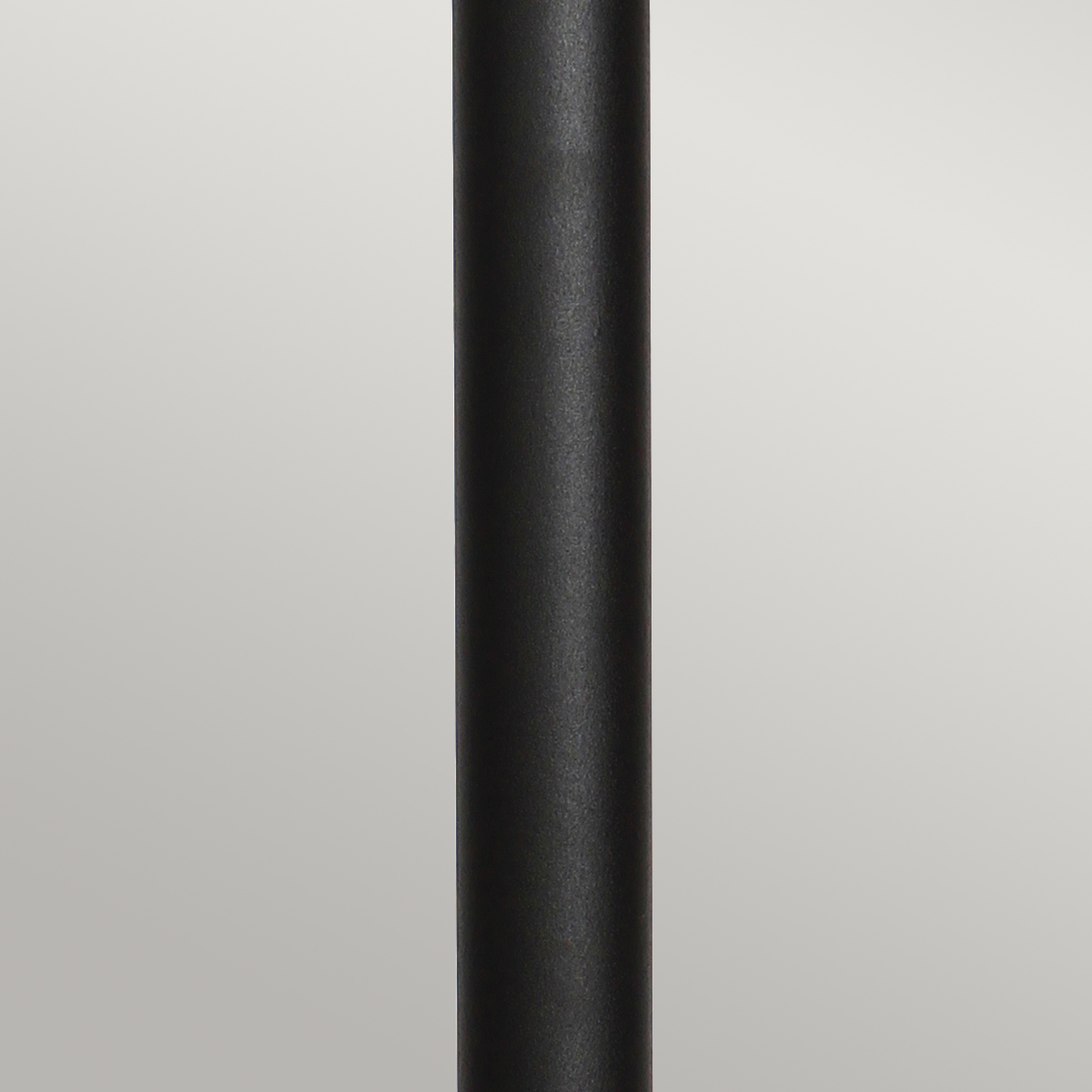 Helsingor PIR 100cm Noir bornes De Elstead Lighting - Tillverkad av rostfritt st&aring;l i svart finish och glas, erbjuder den en robust och v&auml;derbest&auml;ndig konstruktion som &auml;r perfekt vid uppfarter, entr&eacute;er eller tr&auml;dg&aring;rdsg&aring;ngar.