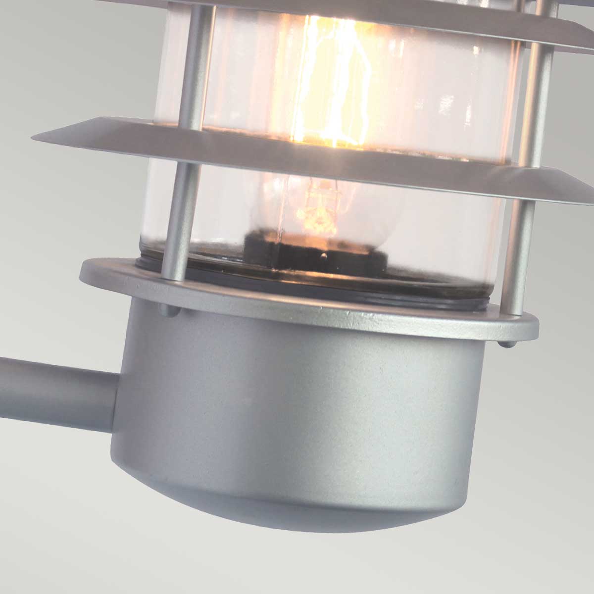 Helsingor PIR Ø22 Argent lampe d’extérieur De Elstead Lighting - Tillverkad av rostfritt st&aring;l i silverfinish och glas, erbjuder den en robust och v&auml;derbest&auml;ndig konstruktion som &auml;r perfekt f&ouml;r fasader, entr&eacute;er och uteplatser.
