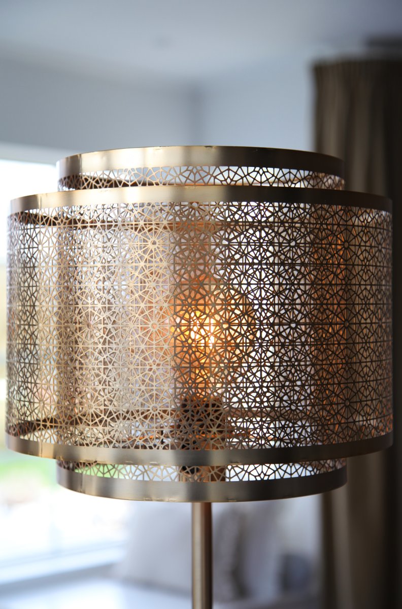 Hermine Laiton mat lampadaire De By Rydéns - Le lampadaire Hermine conf&egrave;re &agrave; votre int&eacute;rieur une belle harmonie et une sensation chaleureuse et cosy.