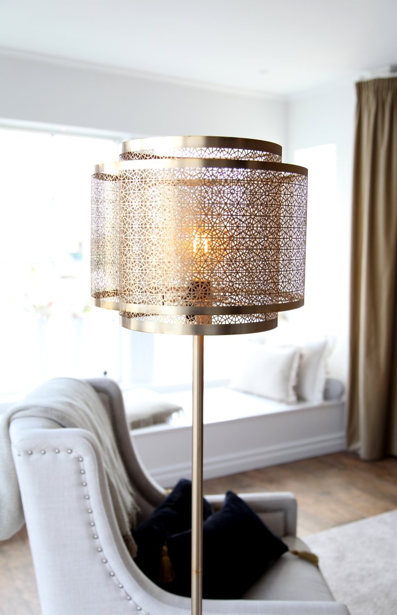 Hermine Laiton mat lampadaire De By Rydéns - Le lampadaire Hermine conf&egrave;re &agrave; votre int&eacute;rieur une belle harmonie et une sensation chaleureuse et cosy.