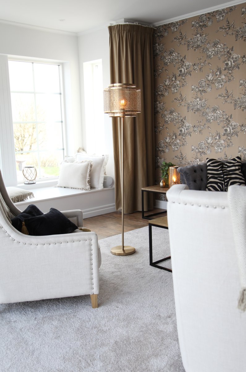 Hermine Laiton mat lampadaire De By Rydéns - Le lampadaire Hermine conf&egrave;re &agrave; votre int&eacute;rieur une belle harmonie et une sensation chaleureuse et cosy.