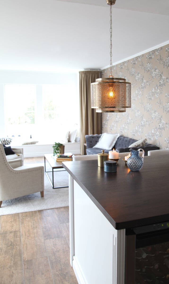 Hermine Ø34 Laiton suspension De By Rydéns - Lorsque le plafonnier Hermine est allumé, vous ressentirez une sensation chaleureuse et accueillante, un peu comme un feu qui diffuse de la chaleur !