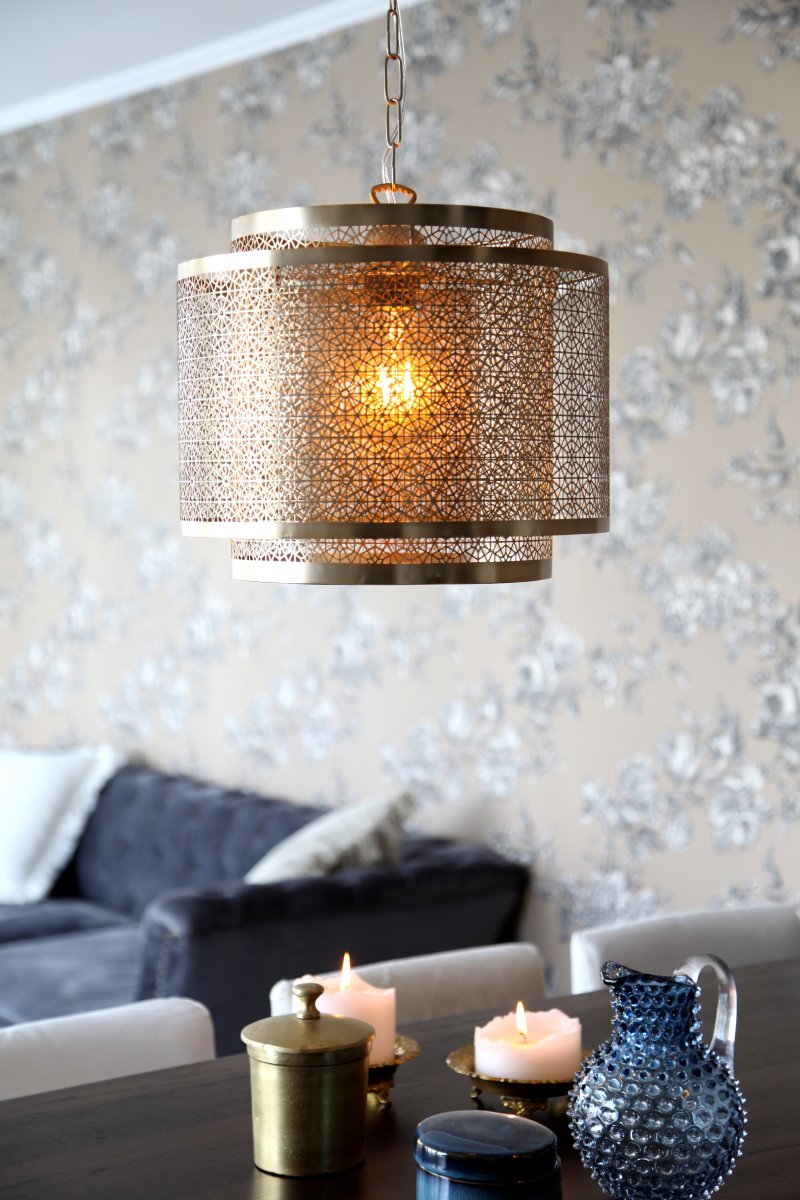 Hermine Ø34 Laiton suspension De By Rydéns - Lorsque le plafonnier Hermine est allumé, vous ressentirez une sensation chaleureuse et accueillante, un peu comme un feu qui diffuse de la chaleur !