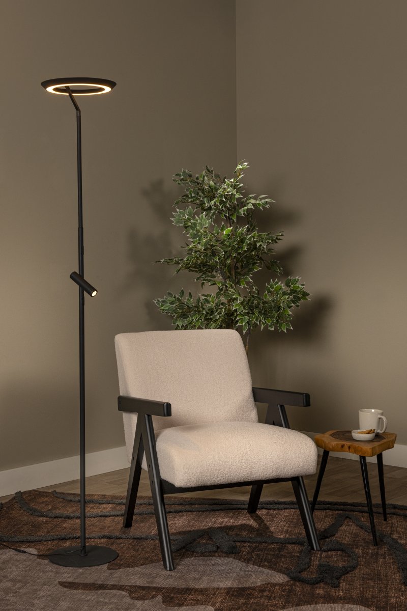Celeste 2 Noir lampadaire De Lucide - Ce spot offre 862 lumens pour une puissance de 21 watts, tandis que le spot orientable fournit 250 lumens pour une puissance de 3 watts, tous deux avec une lumi&egrave;re blanc chaud (2700 K).